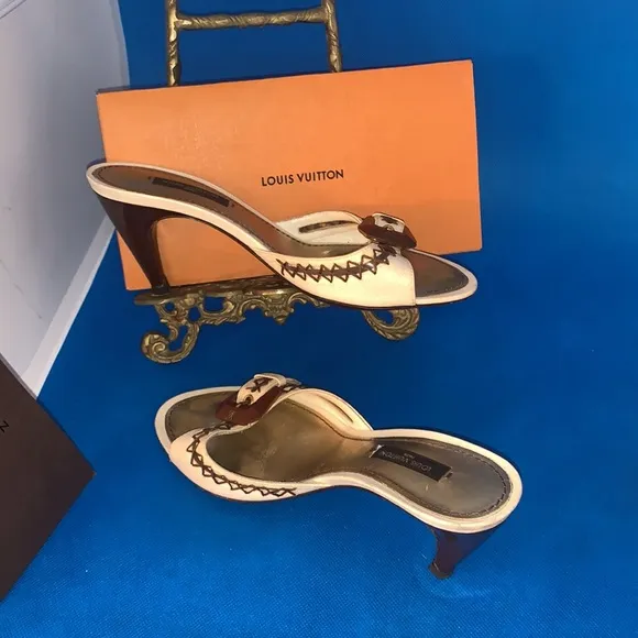 👡 Louis Vuitton Cream Leather Buckle and Whip Stitch Detail Slide Sandals 35.5