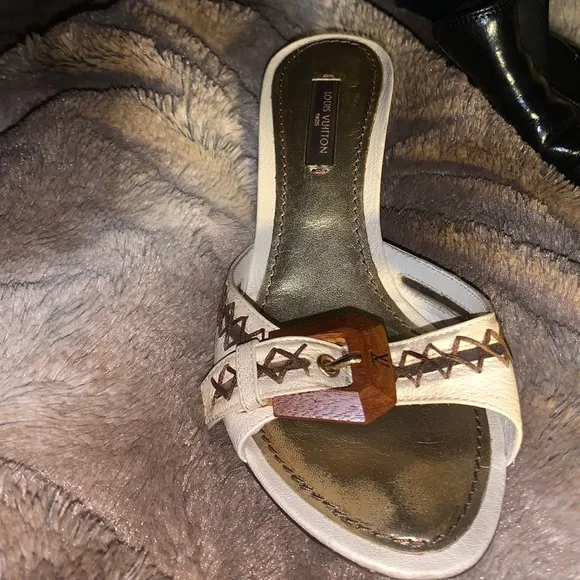 👡 Louis Vuitton Cream Leather Buckle and Whip Stitch Detail Slide Sandals 35.5