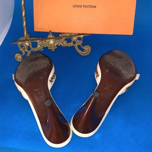 👡 Louis Vuitton Cream Leather Buckle and Whip Stitch Detail Slide Sandals 35.5