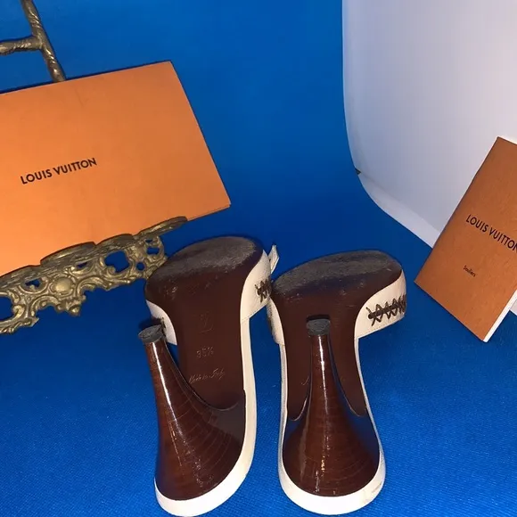 👡 Louis Vuitton Cream Leather Buckle and Whip Stitch Detail Slide Sandals 35.5