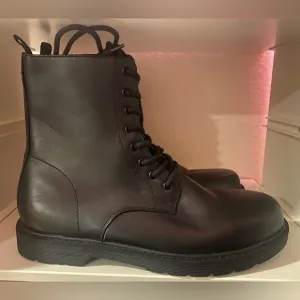 🆕 MENS EXPRESS Leather Mens Boots Black Lace-Up Combat Boots size 12 NWT