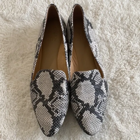 ❤️ Naturalizer Lorna Loafers Flats in Alabaster Snake Print Size 9