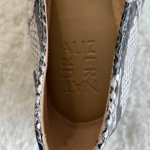 ❤️ Naturalizer Lorna Loafers Flats in Alabaster Snake Print Size 9