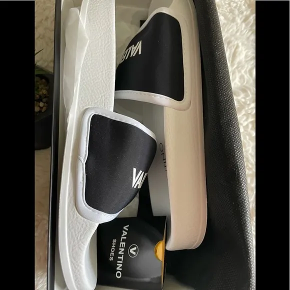 🩴🩴- NIB VALENTINO BY MARIO VALENTINO Magda Sandal  Size 9 price firm!