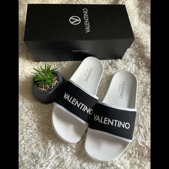 🩴🩴- NIB VALENTINO BY MARIO VALENTINO Magda Sandal  Size 9 price firm!