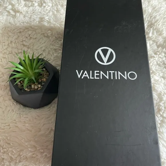 🩴🩴- NIB VALENTINO BY MARIO VALENTINO Magda Sandal  Size 9 price firm!