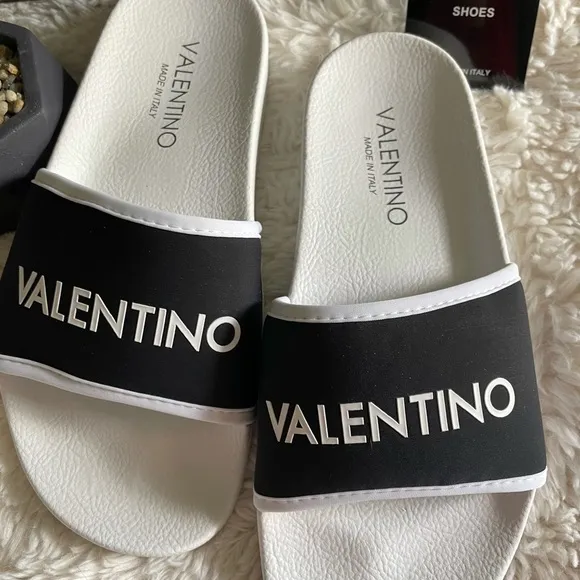 🩴🩴- NIB VALENTINO BY MARIO VALENTINO Magda Sandal  Size 9 price firm!