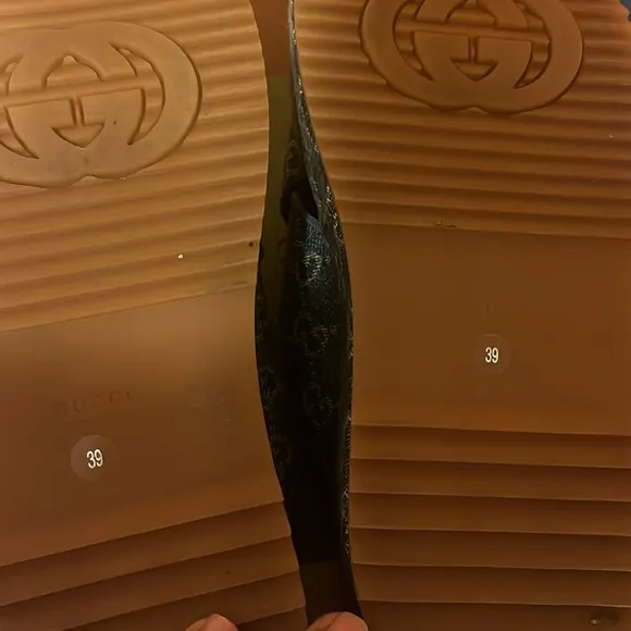 100%  Authentic Gucci Demin SlidesNew never been worn
