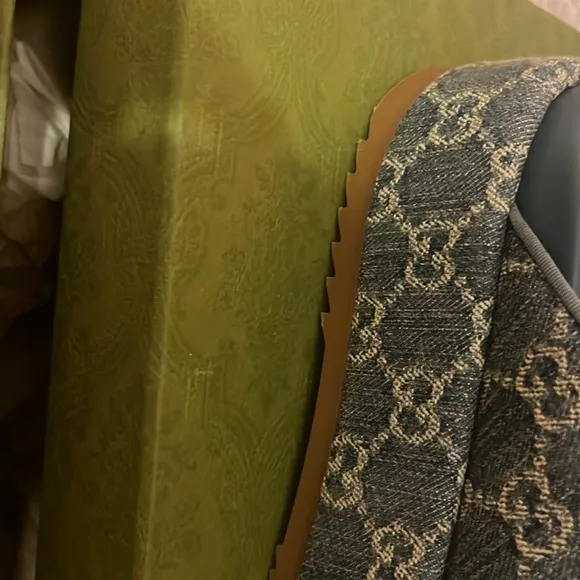 100%  Authentic Gucci Demin SlidesNew never been worn
