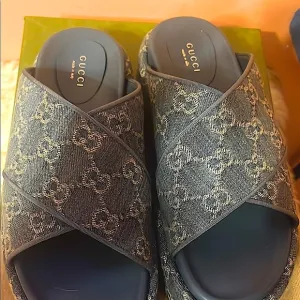 100%  Authentic Gucci Demin SlidesNew never been worn