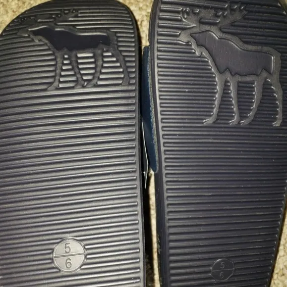 5/6 Abercrombie kids slides w/logo