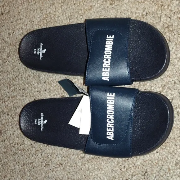 5/6 Abercrombie kids slides w/logo
