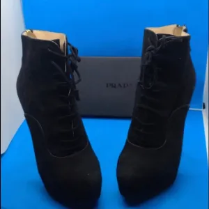$990🔥 PRADA 135mm Black Platform Suede Lace Up Bambu Zip Ankle Boots 7.5…