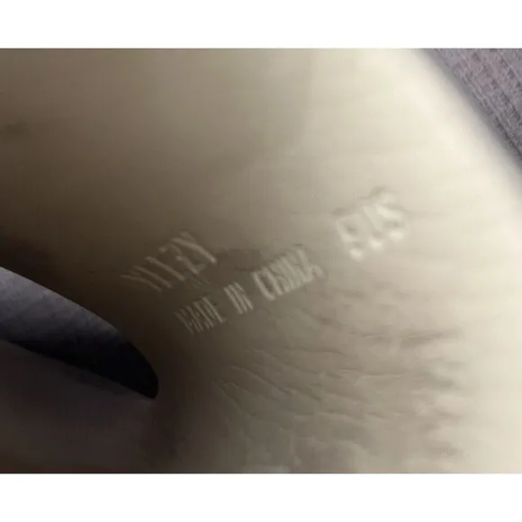 Adidas × Kanye West Yeezy Slide Bone Size US 9 EU 42