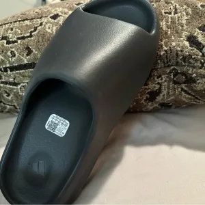 Adidas Yeezy Onyz Slides