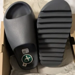 Adidas YZY Slide in Classic Gray