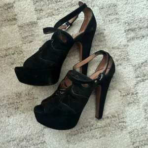 Alaïa Paris Black Suede Platform Sandals – Size 38  Elevate your wardrobe with t