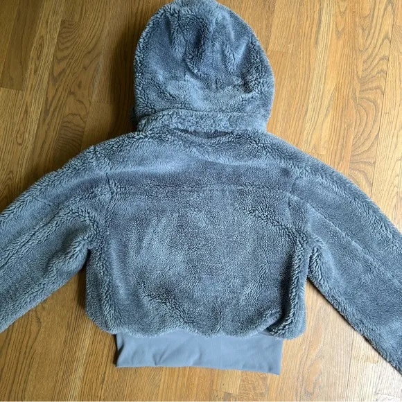 ALO YOGA Foxy Sherpa Cropped Hooded Fleece Teddy Jacket Steel Blue Small