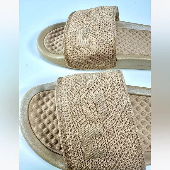 APL: Athletic Propulsion Labs Women’s Big Logo Techloom Slides in Parchment