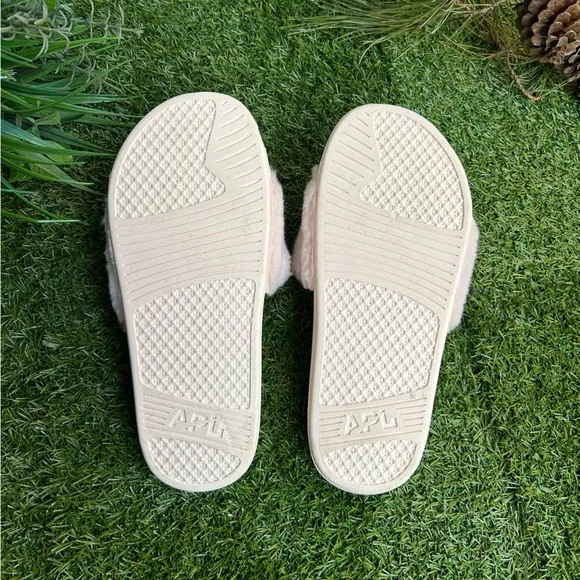 APL:Athletic Propulsion Labs Women Sheepskin Sandal, Cream/Pink Powder Sz 8 NEW