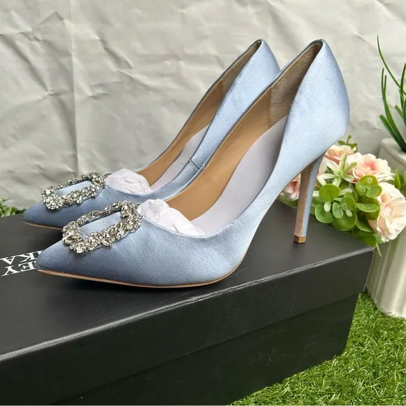 Badgley mischka Cher Crystal Embellished Pump size 7 like new box and dust bag