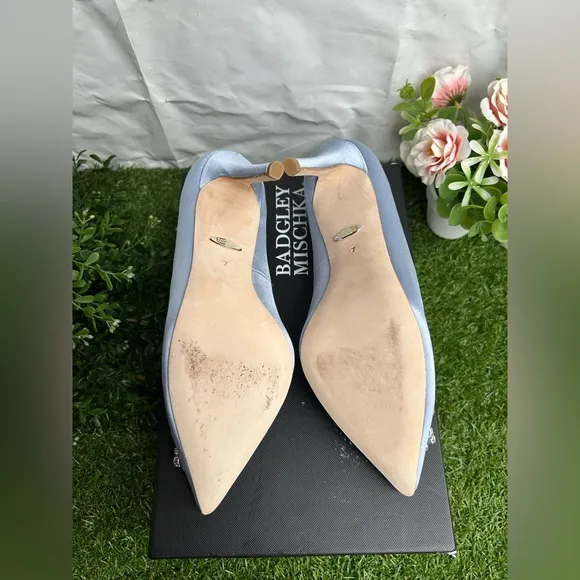 Badgley mischka Cher Crystal Embellished Pump size 7 like new box and dust bag