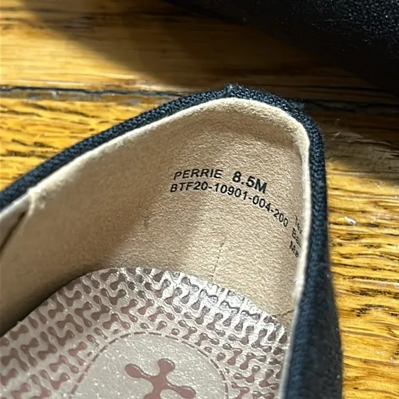 Baretraps Posture   black textile flats with brown buckle. Size 8.5.