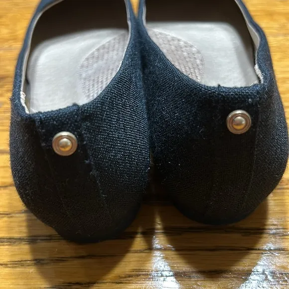 Baretraps Posture   black textile flats with brown buckle. Size 8.5.