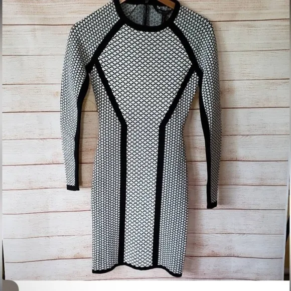 BCBGMaxAzria like new M bandage dress with long zipper on the back super stylish