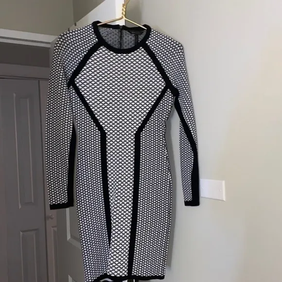 BCBGMaxAzria like new M bandage dress with long zipper on the back super stylish