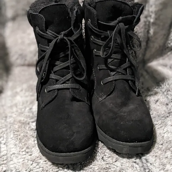 Bearpaw Phoebe Black Wedge hiker boots Woman's size 9​​​​​