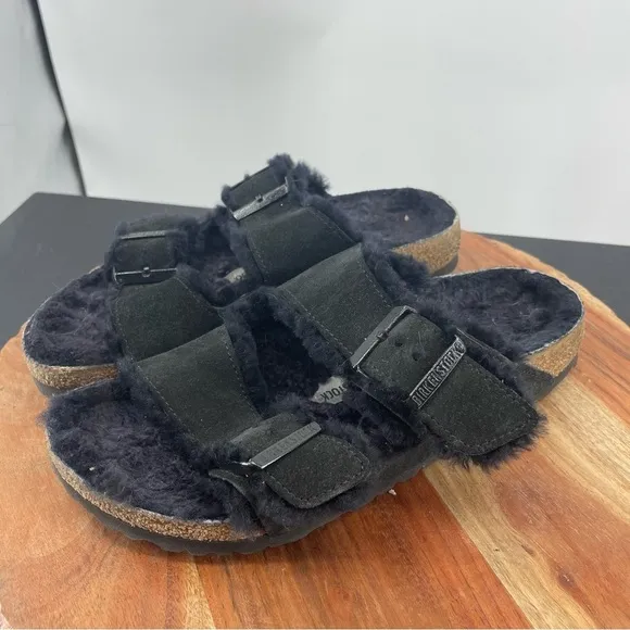 BIRKENSTOCK Arizona Shearling slide Sandals. Black Size 38 Women’s 7