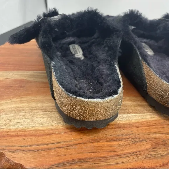 BIRKENSTOCK Arizona Shearling slide Sandals. Black Size 38 Women’s 7