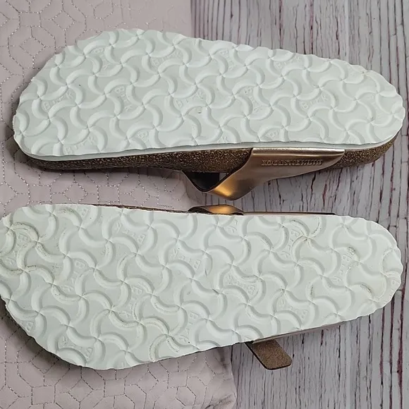 Birkenstock Gizeh Rose Gold Sandals with Buckle Size 7.5