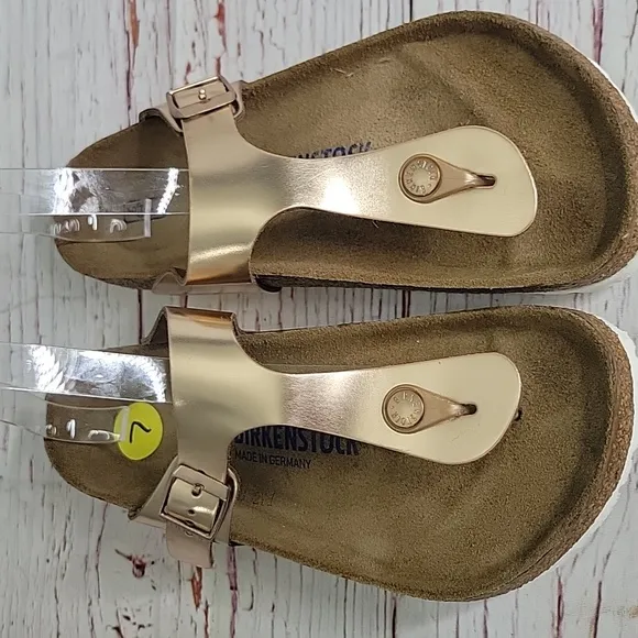 Birkenstock Gizeh Rose Gold Sandals with Buckle Size 7.5