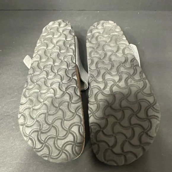 BIRKENSTONE Silver Sandals with Toe Loop size 7 pre owned good condition