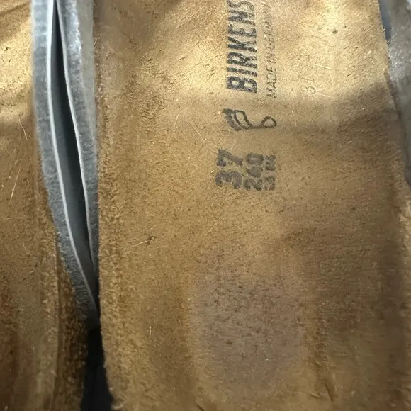 BIRKENSTONE Silver Sandals with Toe Loop size 7 pre owned good condition