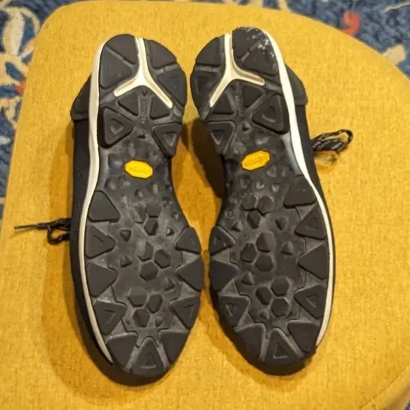 Black hiking sneakers men's size 9 / women's size 10.5 Vibram soles outdoor fall