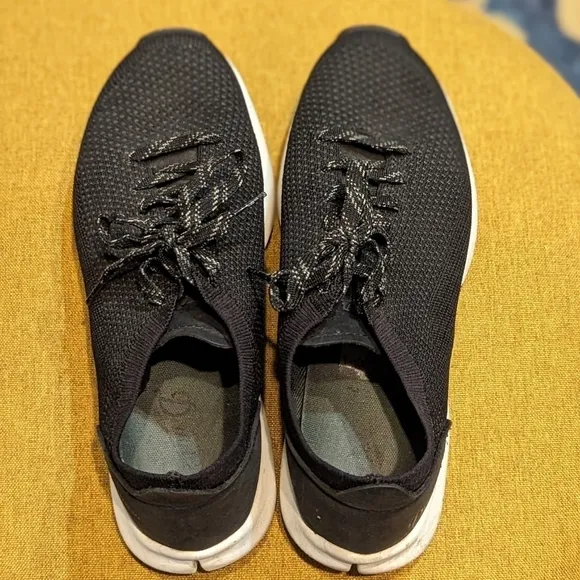 Black hiking sneakers men's size 9 / women's size 10.5 Vibram soles outdoor fall