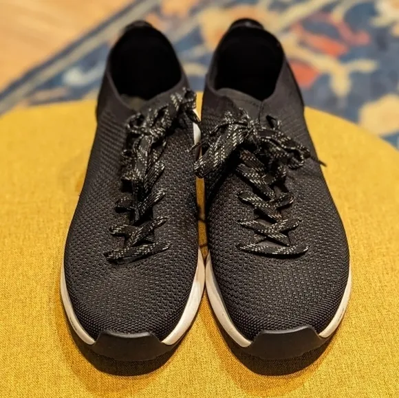 Black hiking sneakers men's size 9 / women's size 10.5 Vibram soles outdoor fall