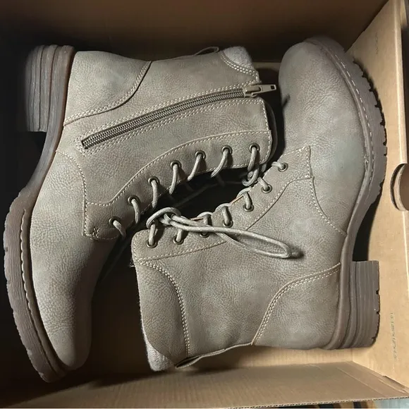 Boc Claudia Woman’s Lace Up Boots Zipper Side Size 8.5 NEW