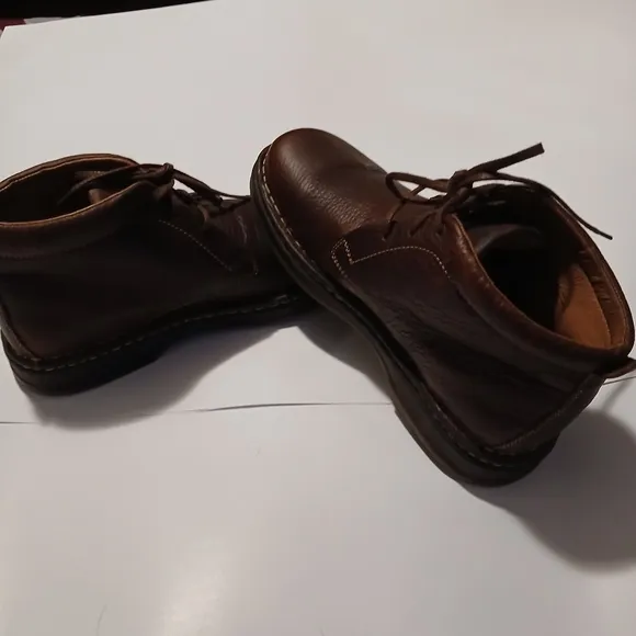 Born Mens Brown Leather Ankle Boots. NWOT. Size 9
