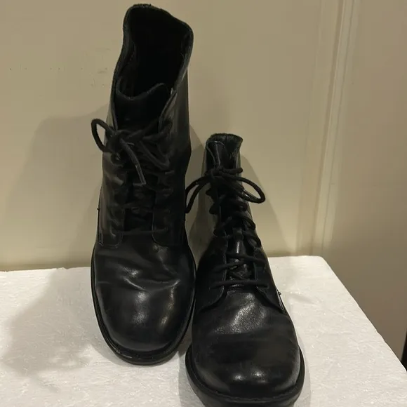Born womens leather lace up combat bootsanimal print lined size 9.5/41 black