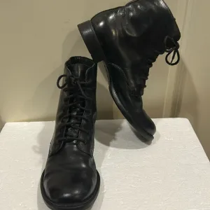 Born womens leather lace up combat bootsanimal print lined size 9.5/41 black
