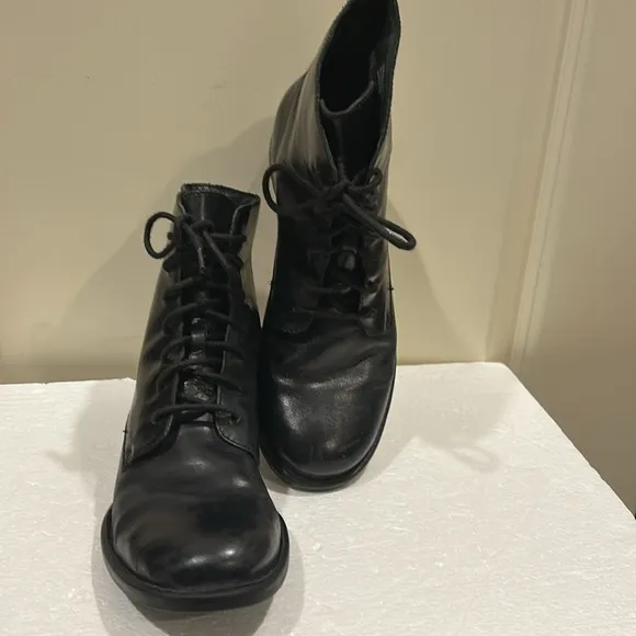 Born womens leather lace up combat bootsanimal print lined size 9.5/41 black