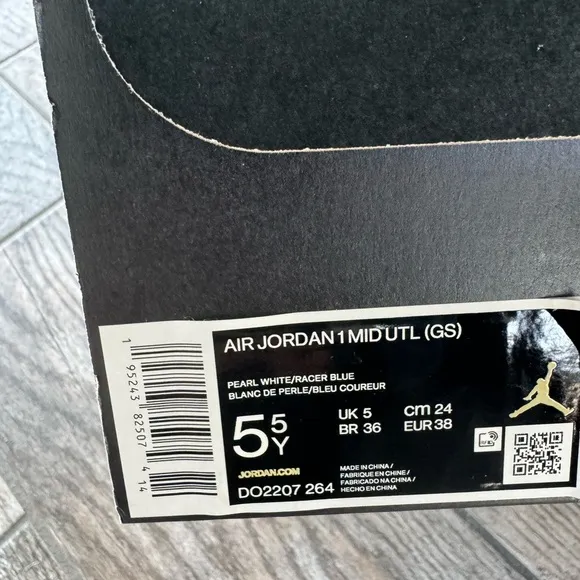 Brand New Air Jordan 1 Mid “Utility Fleece Peal White “Big Kids Sneakers