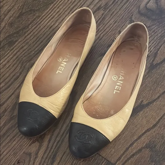 CHANEL Cream and Black Ballet Flats Timeless Design Size 38/7.5 US