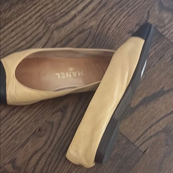 CHANEL Cream and Black Ballet Flats Timeless Design Size 38/7.5 US
