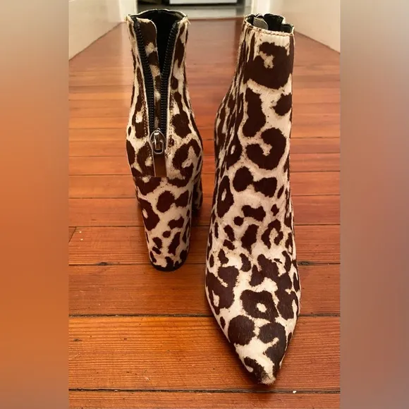CHARLES DAVID Snow Leopard Calf Hair Pointed Toe Ankle Bootie Size 6.5 NEW