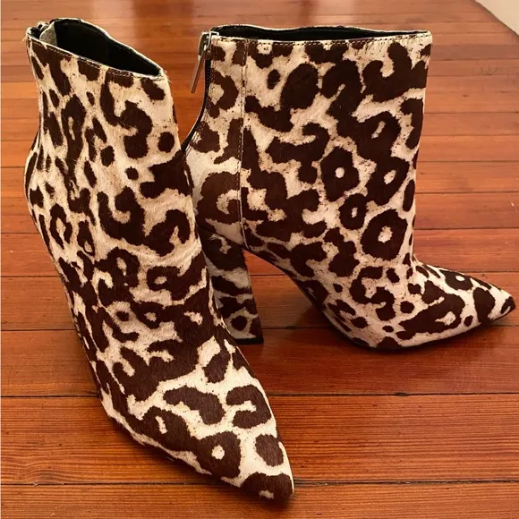 CHARLES DAVID Snow Leopard Calf Hair Pointed Toe Ankle Bootie Size 6.5 NEW